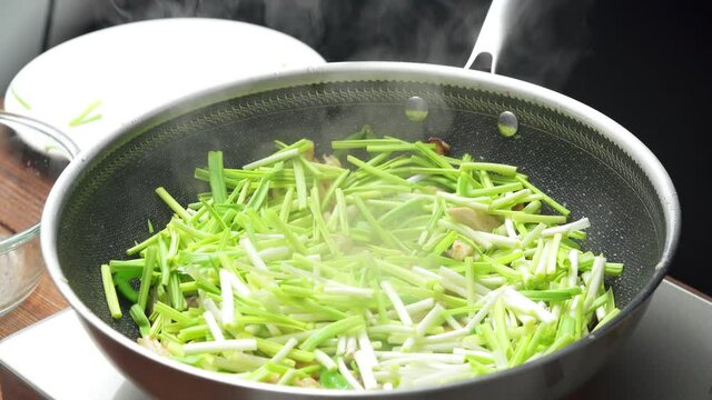 Stir-fried shredded chicken with garlic sprouts, a common home cooking in China