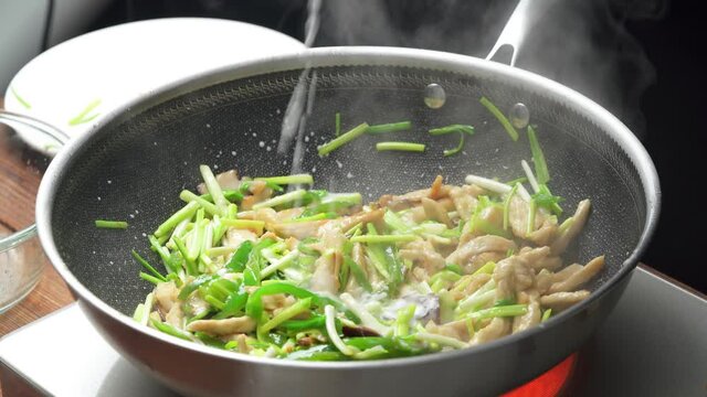 Stir-fried shredded chicken with garlic sprouts, a common home cooking in China