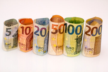 Rollen mehrerer Euro Banknoten, Euro Scheine stehen nebeneinander als eine Rolle zusammen.
