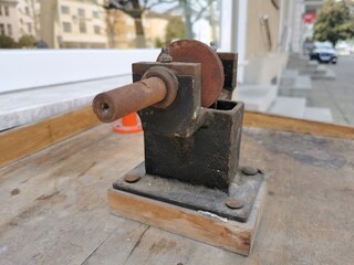 Antike Schleifmaschine außen