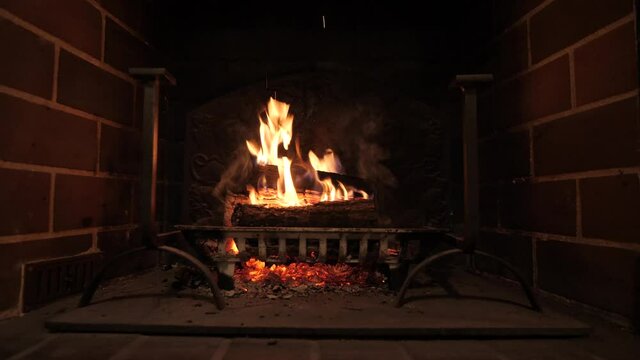 Magnifique feu de bois dans une cheminée 4k