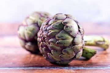 Obraz premium A close up of globe artichokes on a table, with a shallow depth of field