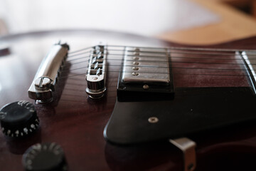 趣味のエレキギター。窓際の光のみで撮影。 © 宮岸孝守