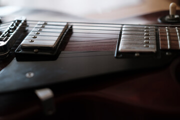 趣味のエレキギター。窓際の光のみで撮影。 © 宮岸孝守