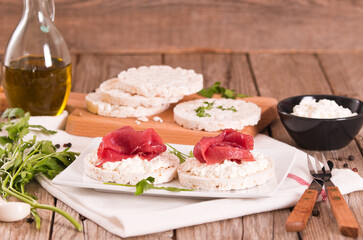 Rice cakes with milk flakes and cold beef.