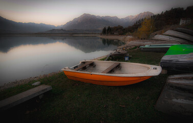 La barca arancione nel Lago di Santa Croce