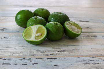 木製テーブルに置いたカボス