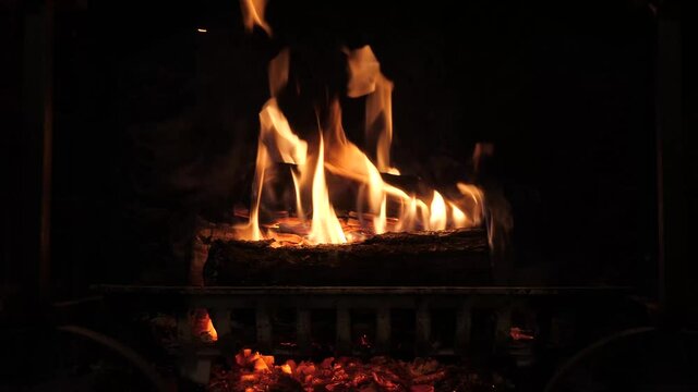 Magnifique feu de chemin&eacute; tourn&eacute; en 4k
