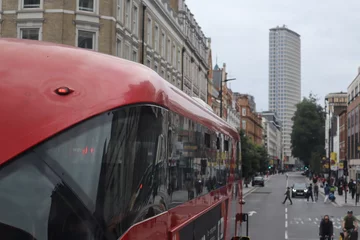 Fotobehang Tottenham Court Road London vanaf de zijkant van een rode bus © Paul