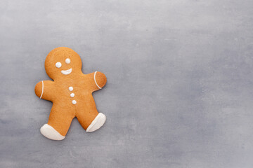Fototapeta na wymiar Gingerbread man, cookies and Christmas decor on pastel background.