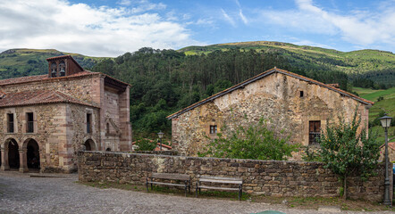 Vistas panorámicas de casas antiguas de piedra en el pueblo de Carmona, en la Cantabria rural de España, verano de 2020