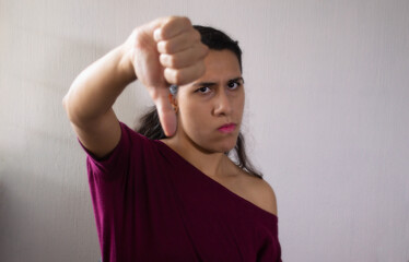 mujer desaprueba con dedo pulgar abajo