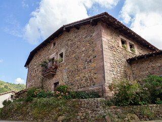 Fototapeta na wymiar Vista de casas antiguas de piedra en el pueblo de Carmona, en la Cantabria rural de España, verano de 2020