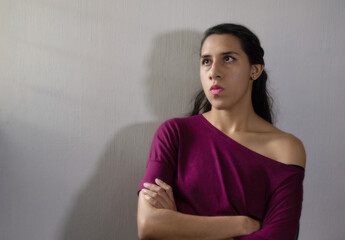 Mujer molesta vestida de morado
