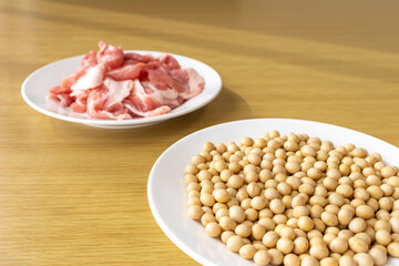 大豆と豚肉。大豆ミートのイメージ