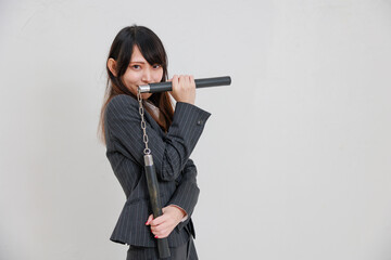 社会の中で戦うスーツを着た女子