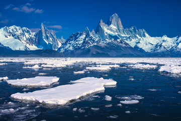 オホーツク海の流氷とフィッツロイ山の合成写真