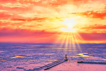 日の出のオホーツク海の流氷 © san724