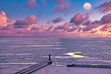 未明のオホーツク海の流氷 © san724