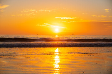Obraz premium Ocean sunset on sky background with colorful clouds. Calm sea with sunrise sky.