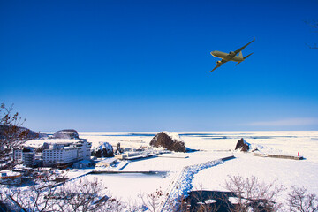 オホーツク海の流氷と飛行機合成