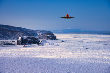 オホーツク海の流氷と飛行機合成 © san724