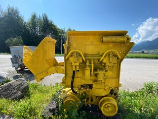 Stollen Bergbau Bergwerk Fahrzeuge antik Lore Güterlore Grubenbahn Förderwagen Muldenwagen Rost...