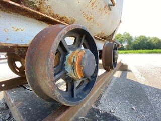 Stollen Bergbau Bergwerk Fahrzeuge antik Lore Güterlore Grubenbahn Förderwagen Muldenwagen Rost ausgedient in Tirol Österreich