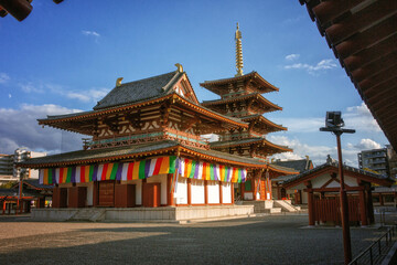 Naklejka premium 大阪、四天王寺の中心伽藍 金堂、五重塔、中門(仁王門)が見える境内風景