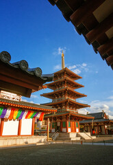 大阪、四天王寺の中心伽藍 金堂、五重塔、中門 (仁王門) が見える境内風景