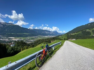 Fototapeta premium Tirol Bezirk Schwaz Inntal nahe dem Karwendel und Zillertaler Alpen - Weerberg Richtung Pillberg