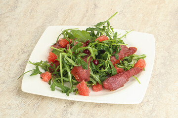 Duck salad with ruccola and grapefruit