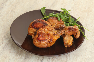 Roasted chicken leg with rucola