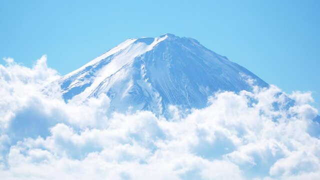 標高1600m。山梨県笛吹市の新道峠からの富士山の山頂と雲海
