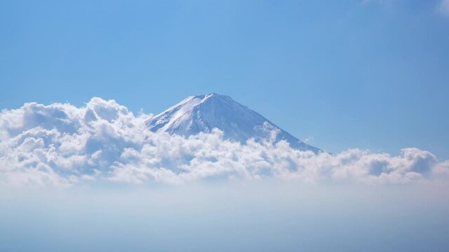 標高1600m。山梨県笛吹市の新道峠からの富士山の山頂と雲海
