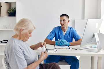 Obraz premium patient talking to the doctor in the medical office