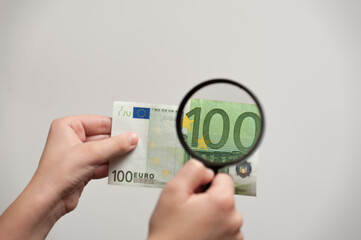 study of a hundred euro bill under the lens