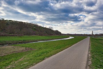 Fototapeta na wymiar Radweg an der Neuen Luppe, Luppe Damm, Hochwasserschutz, in Leipzig, Sachsen, Deutschland