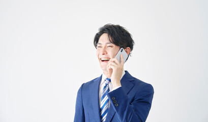 ビジネスマン　電話する　白背景