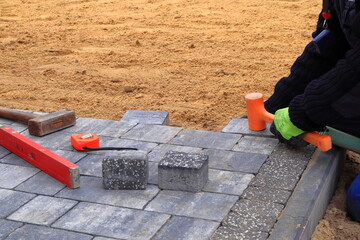 Paving. Laying paving stones, construction work. Kostka brukowa. Układanie kostki brukowej, prace budowlane.