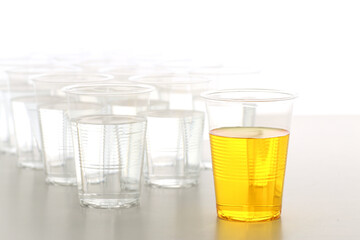 色の付いた水が入った瓶やコップ