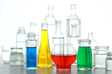 色の付いた水が入った瓶やコップ