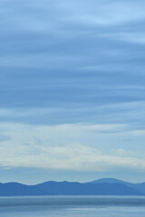Fototapeta premium 美しい空・山・海 和風背景