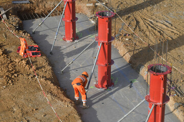 ouvrier maçon sur un chantier de construction - 470419249
