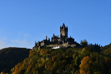 Fototapeta premium Reichsburg mit herbstlich gefärbten Landschaften in Cochem an der Mosel