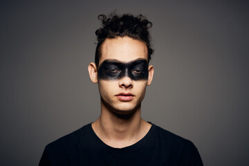 Obraz premium man in black mask halloween horror ghost dark background
