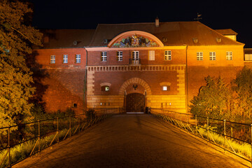 Zitadelle Spandau beleuchtet bei Nacht