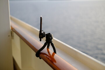 smartphone sul piccolo cavalletto ancorato ad un parapetto sul mare