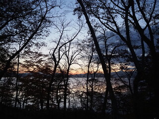 夕闇に包まれる支笏湖