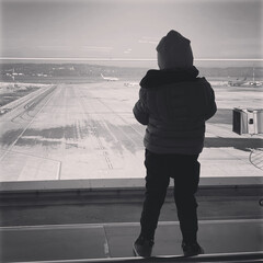 kid looking at the airport © Wojciech